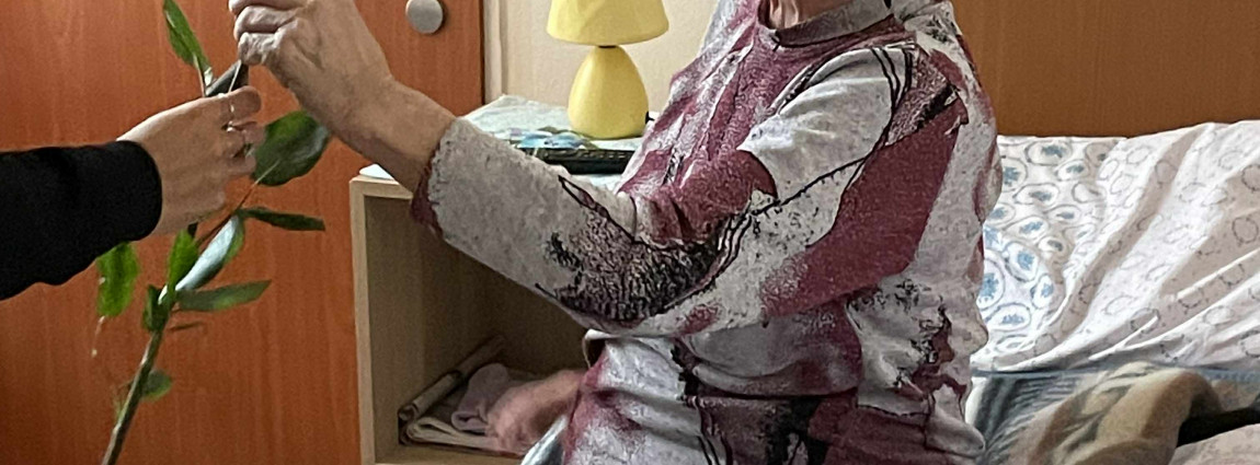 Kytice růží a dojetí v očích – krásné překvapení pro naše seniory 🌹