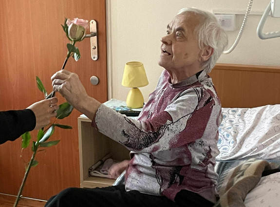 Kytice růží a dojetí v očích – krásné překvapení pro naše seniory 🌹