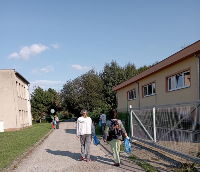 Ukliďme Česko s klientkami a dětmi z azylov&eacute;ho domu