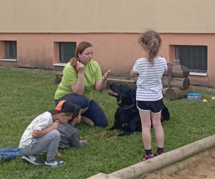 Setk&aacute;n&iacute; s canisterapeutick&yacute;m pejskem v Azylov&eacute;m domě