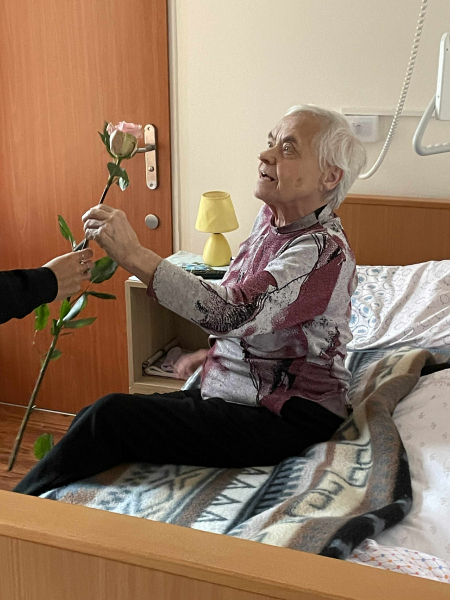 Kytice růž&iacute; a dojet&iacute; v oč&iacute;ch &ndash; kr&aacute;sn&eacute; překvapen&iacute; pro na&scaron;e seniory 🌹