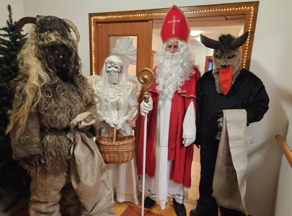 🎅 Návštěva Mikulášské družiny v našem Domě pokojného stáří 🎅