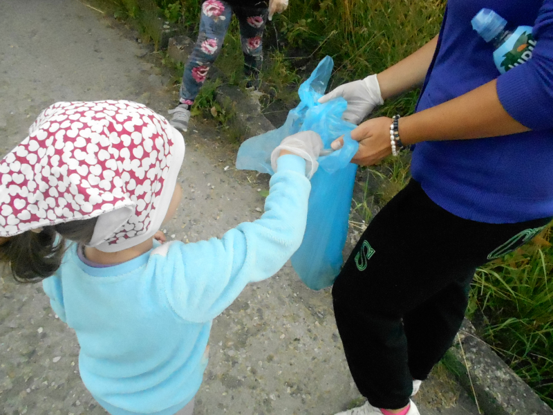Ukliďme v okol&iacute; Charity Vala&scaron;sk&eacute; Meziř&iacute;č&iacute;