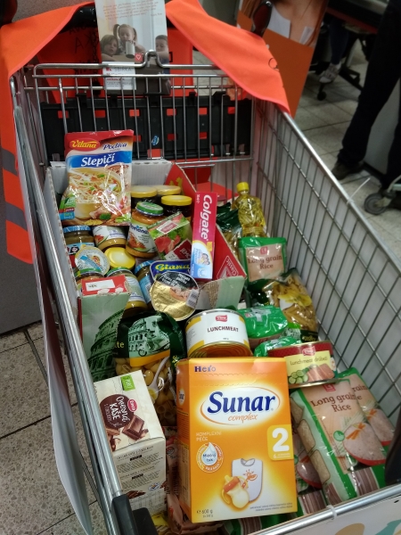 Kaufland uspoř&aacute;dal pro Charitu potravinovou sb&iacute;rku