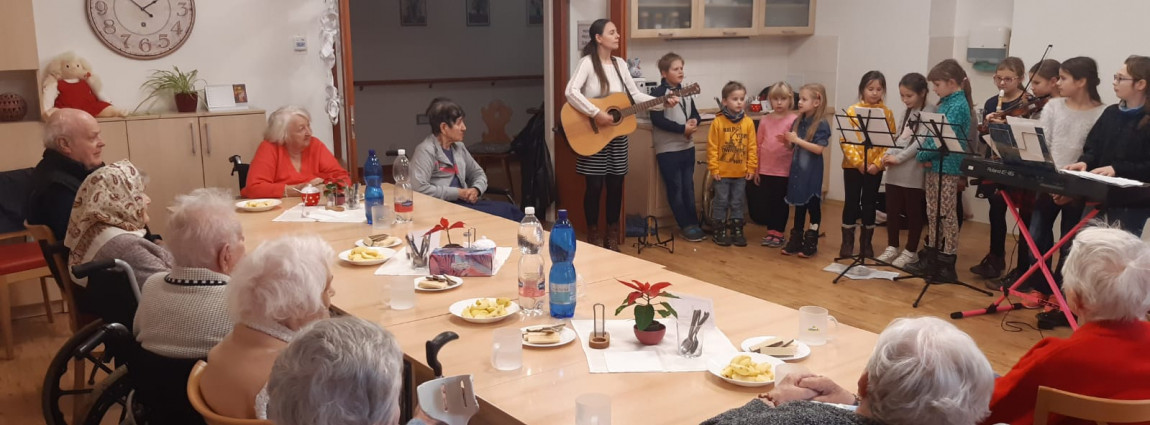 Děti ze ZŠ navštívily klienty Domova