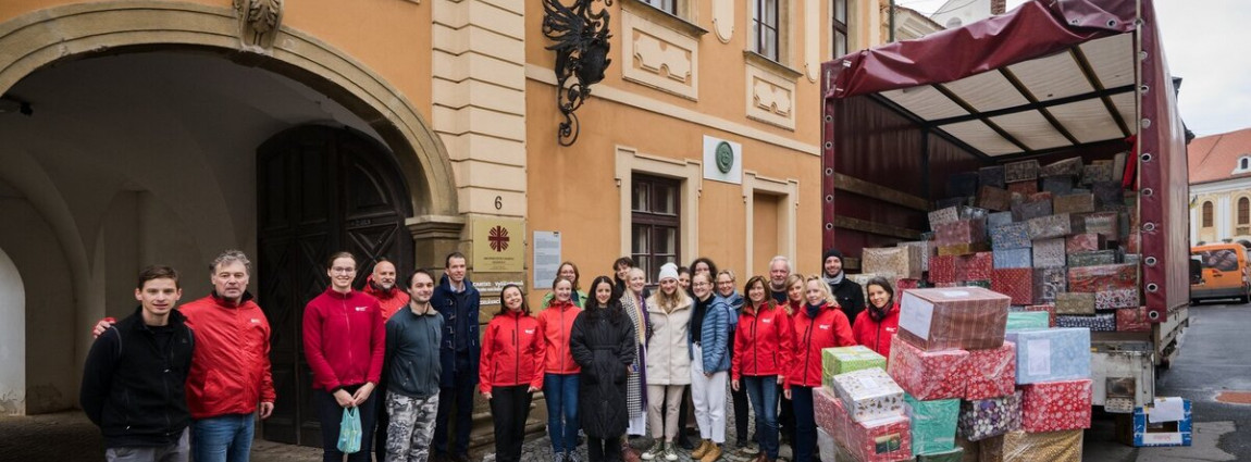 D&iacute;ky d&aacute;rcům dnes ACHO vypravila na Ukrajinu kamion naplněn&yacute; v&aacute;nočn&iacute;mi bal&iacute;čky